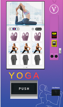 Moderner Verkaufsautomat mit Yoga-Bekleidung und Accessoires im Hintergrund.